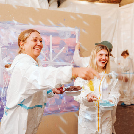 Lachende Freundinnen malen auf Leinwand The Action Painters Wien, Actionpainting